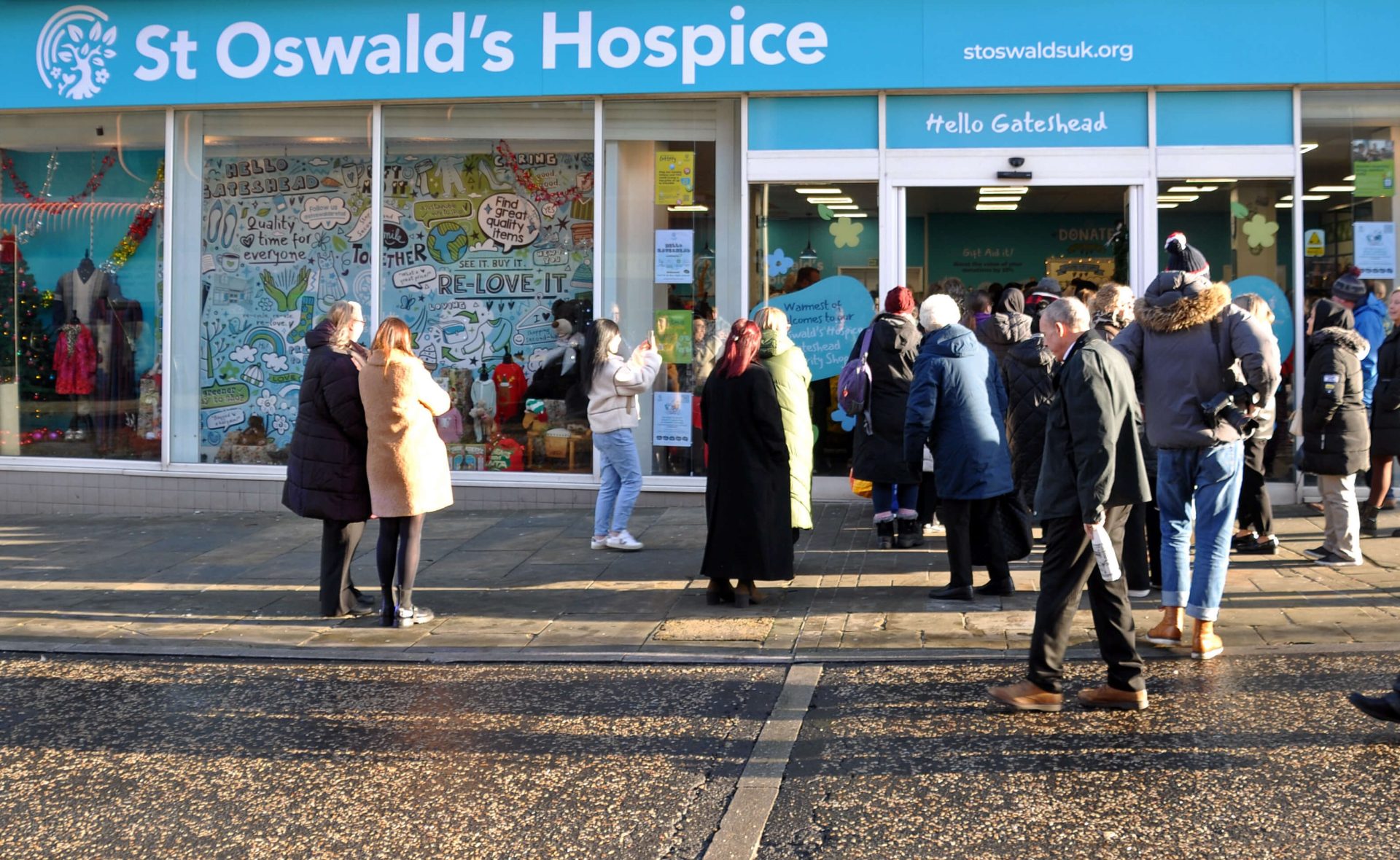 Queues of shoppers gather outside new St Oswald's Hospice shop in Gateshead. Photo by Victoria Najafi