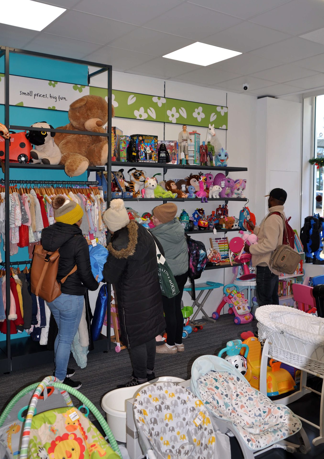 people shopping 2. Photo by Victoria Najafi